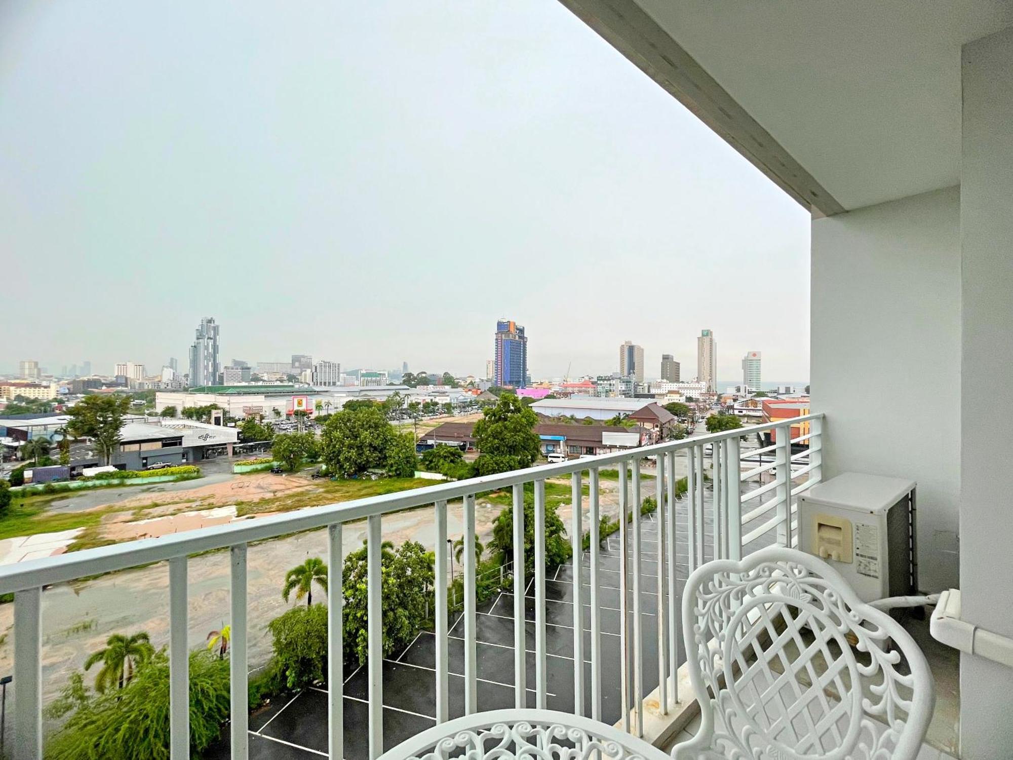 Hotel Baan Pattaya By Sabai Esterno foto