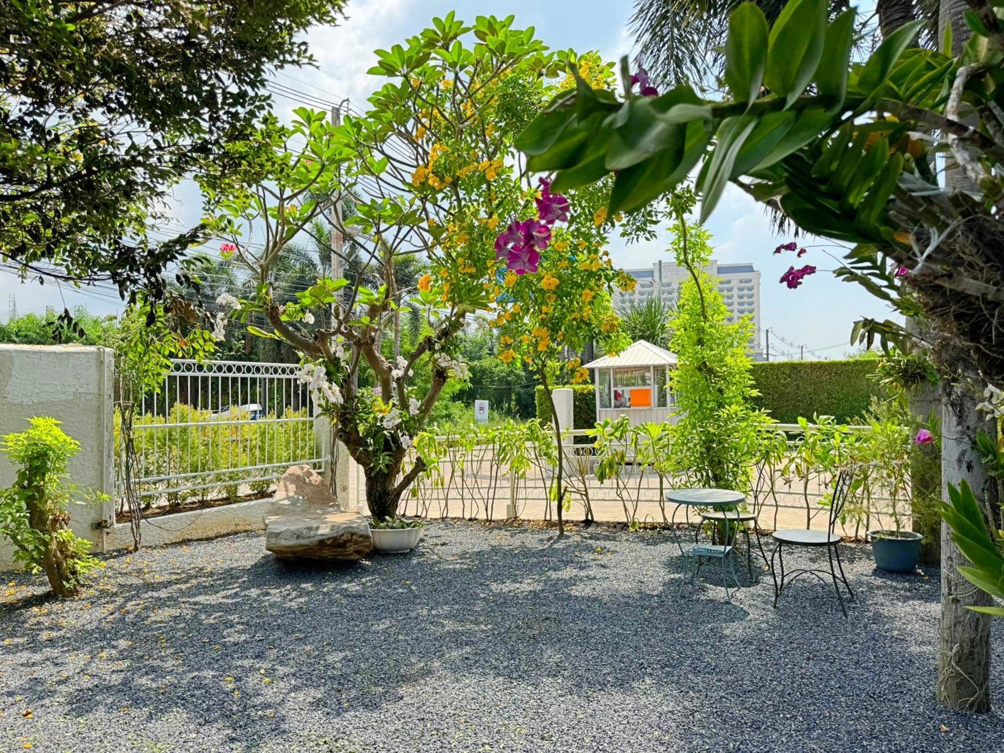 Hotel Baan Pattaya By Sabai Esterno foto